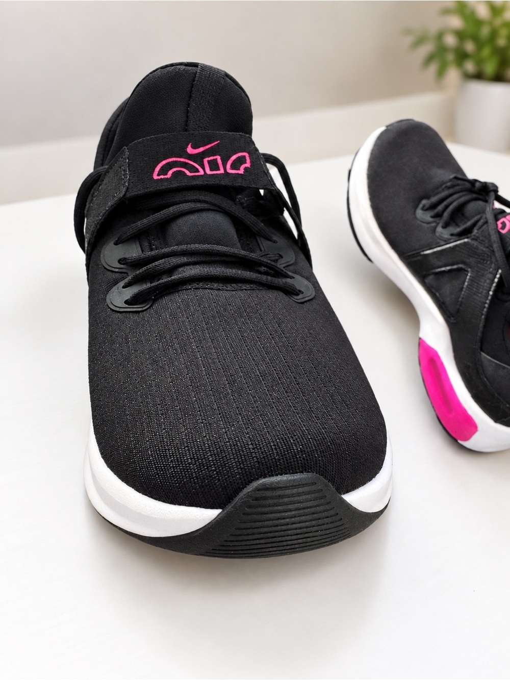 Nike Women's Black and Pink Athleti Women’s Size 8.5 / EU 40